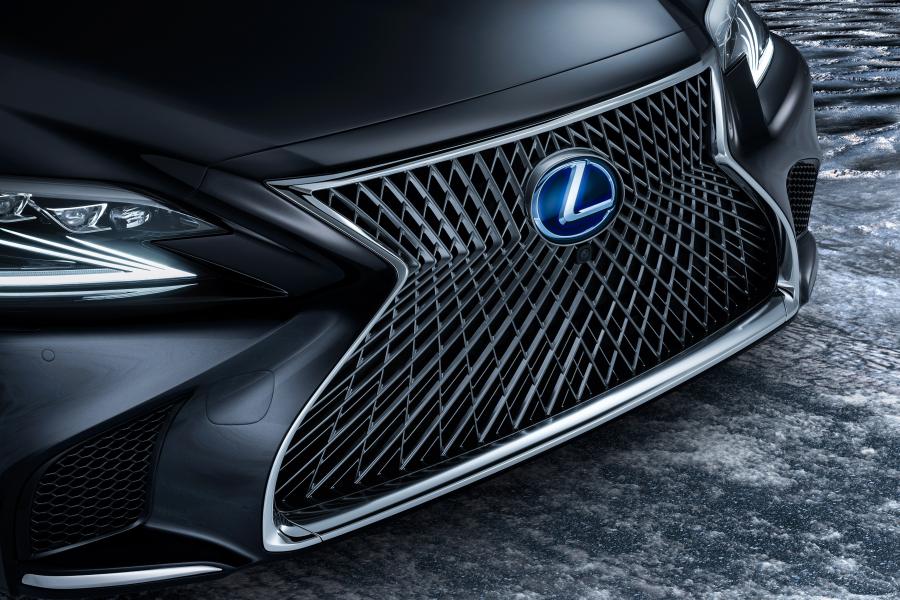 Детали экстерьера Lexus LS500h 2017 года  (WW) (фото 40 из 58)